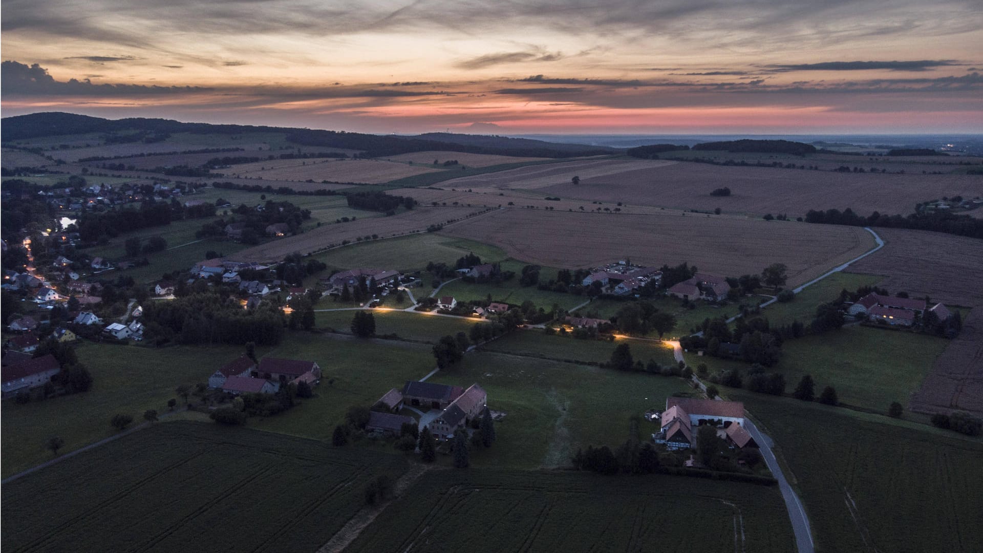 Königshain im Morgengrauen: In der Nähe soll das höchste Windrad Mittelsachsens gebaut werden. Das Projekt ist bereits genehmigt, doch es gibt Gegenwind von einer Bürgerinitiative. Wie vielerorts in Deutschland.