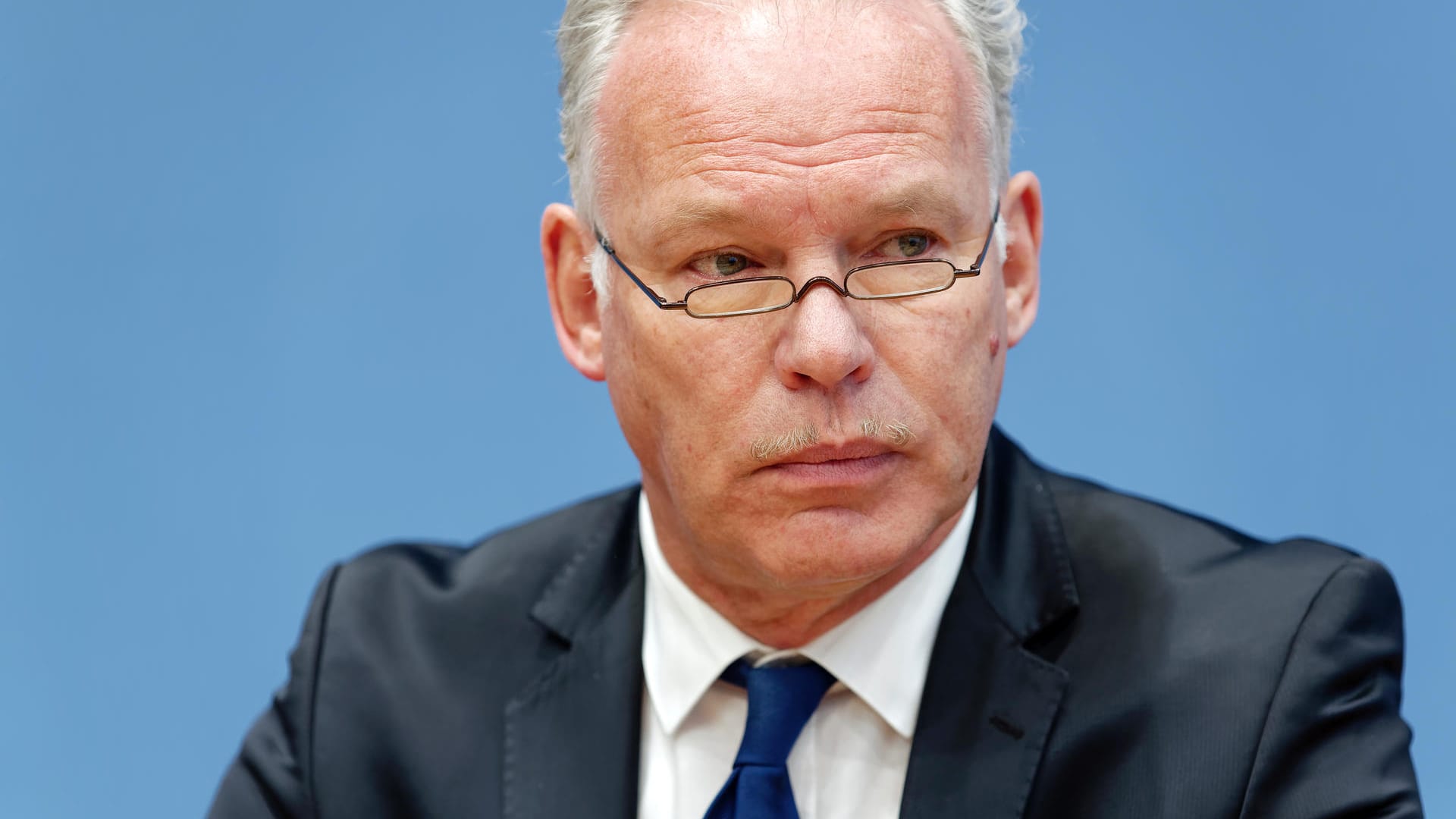 Der Präsident des Bundesverbands für Windenergie, Hermann Albers, während einer Pressekonferenz: Seit Jahren fordert die Branche bessere Rahmenbedingungen für den Windkraftausbau. Gerade Baugenehmigungen liegen teils viele Jahre bei den zuständigen Ämtern.