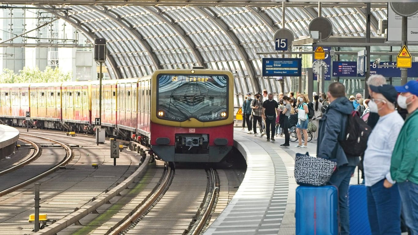 Einfahrende S-Bahn am Berliner Hauptbahnhof (Symbolbild): Fahrgäste müssen sich auf Einschränkungen im S-Bahn-Verkehr einstellen.