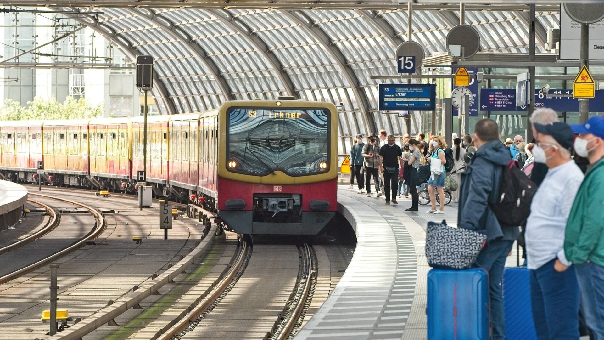 Einfahrende S-Bahn am Berliner Hauptbahnhof (Symbolbild): Fahrgäste müssen sich auf Einschränkungen im S-Bahn-Verkehr einstellen. Einfahrende S-Bahn am Berliner Hauptbahnhof (Symbolbild): Fahrgäste müssen sich auf Einschränkungen im S-Bahn-Verkehr einstellen.