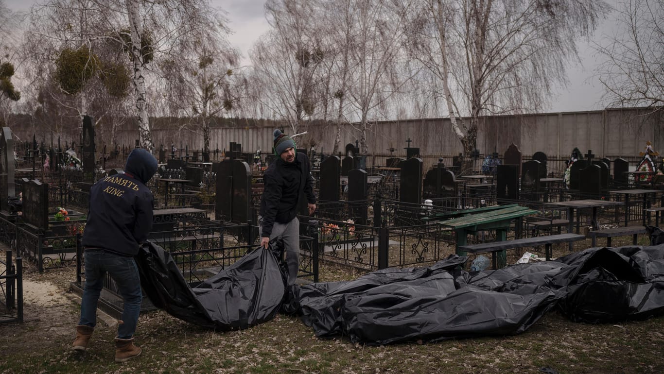 Leichensäcke in Butscha: Hunderte Zivilisten wurden getötet.