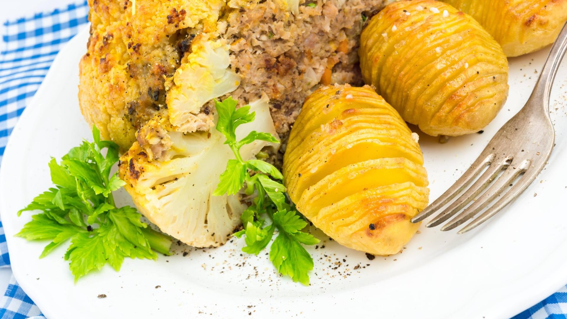 Gefüllter Blumenkohl mit Kartoffeln: Als Beilage zum gefüllten Blumenkohl passen Kartoffeln und Salat.