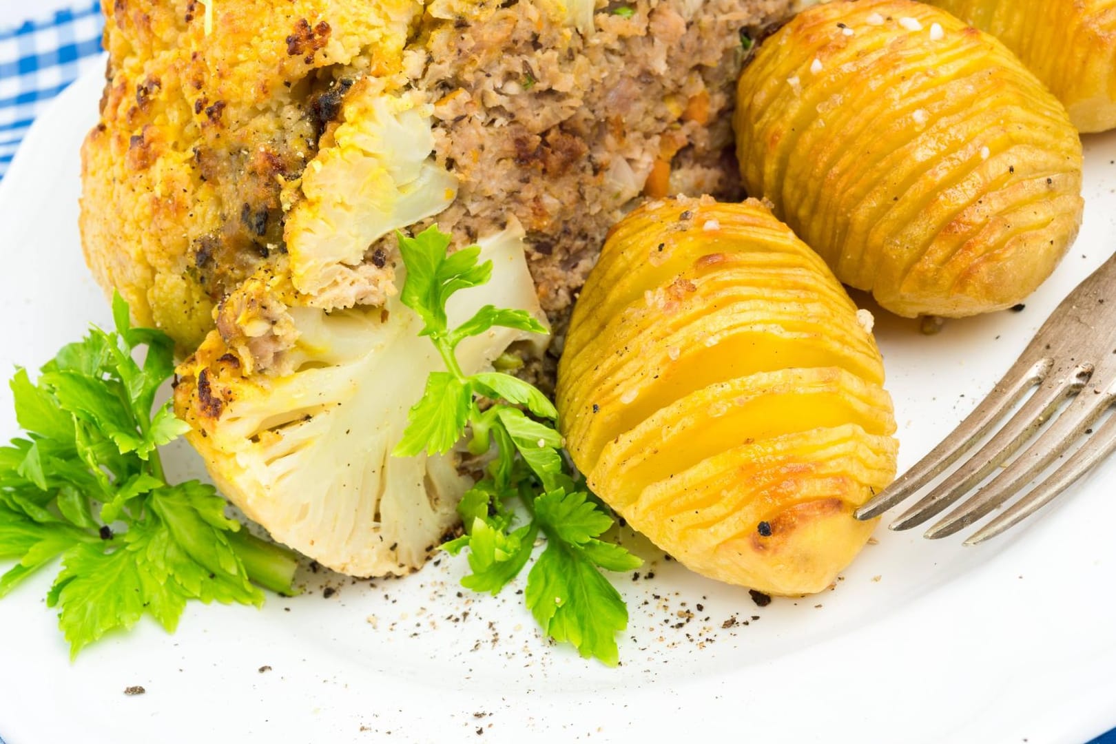 Gefüllter Blumenkohl mit Kartoffeln: Als Beilage zum gefüllten Blumenkohl passen Kartoffeln und Salat.