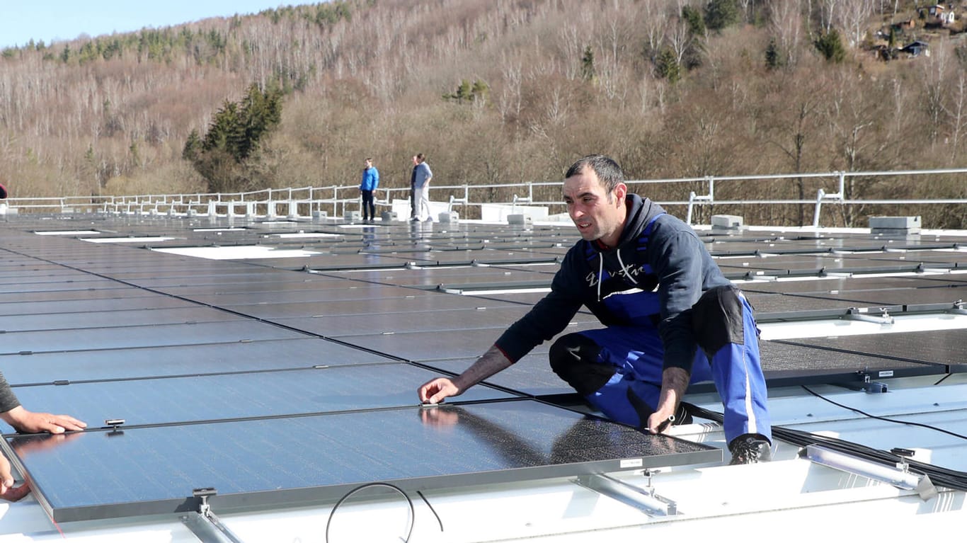 Solarpaneele auf dem Stadiondach des FC Erzgebirge Aue: Bei der Photovoltaik sind die größten Sprünge geplant. Für den Kurs auf nur 1,5 Grad Erwärmung der Erdatmosphäre reicht das laut Experten dennoch nicht.