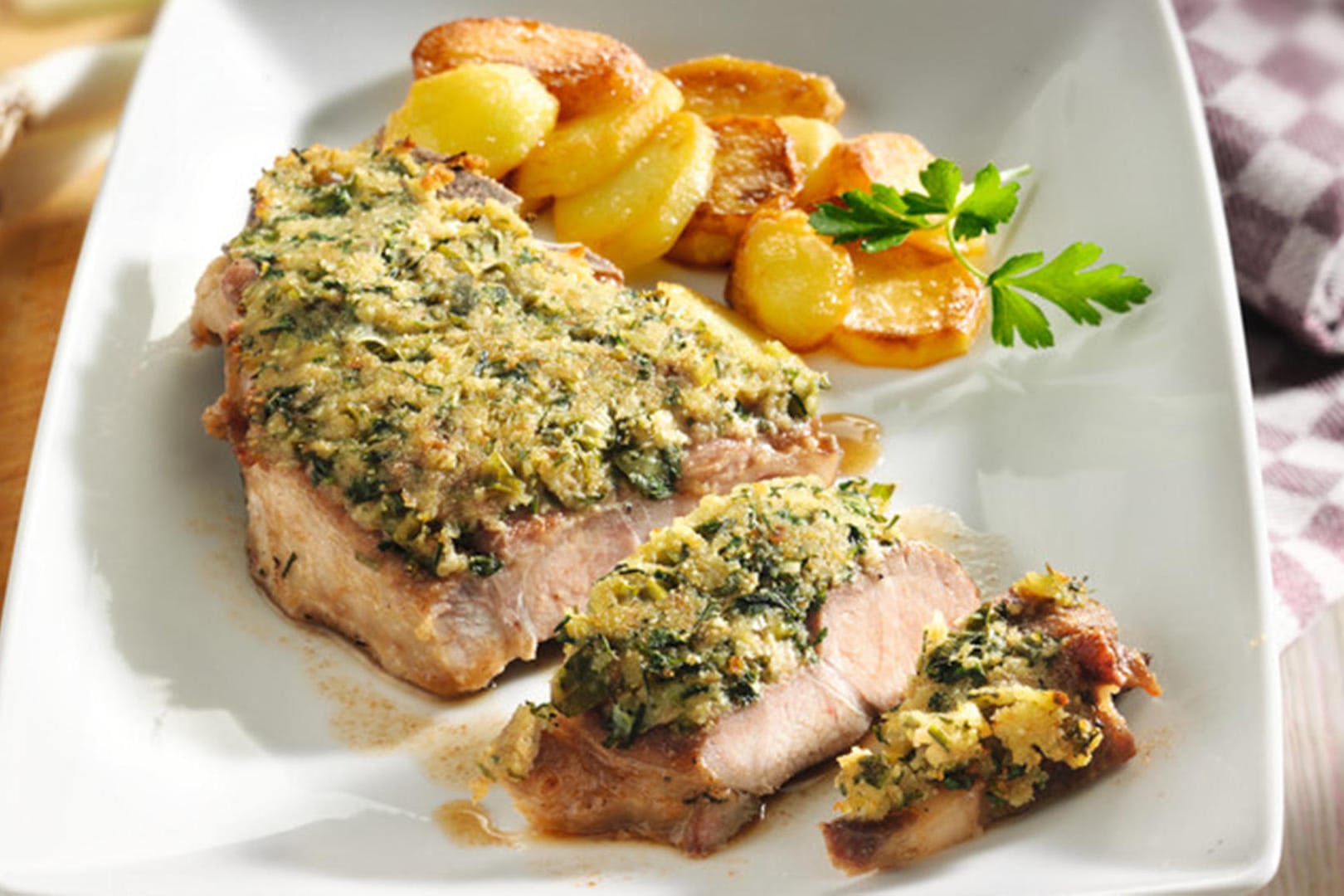 Schweinekotelett mit Wasabi und Kartoffeln: Zartes Fleisch und eine kross-scharfe Wasabi-Kruste harmonieren perfekt.