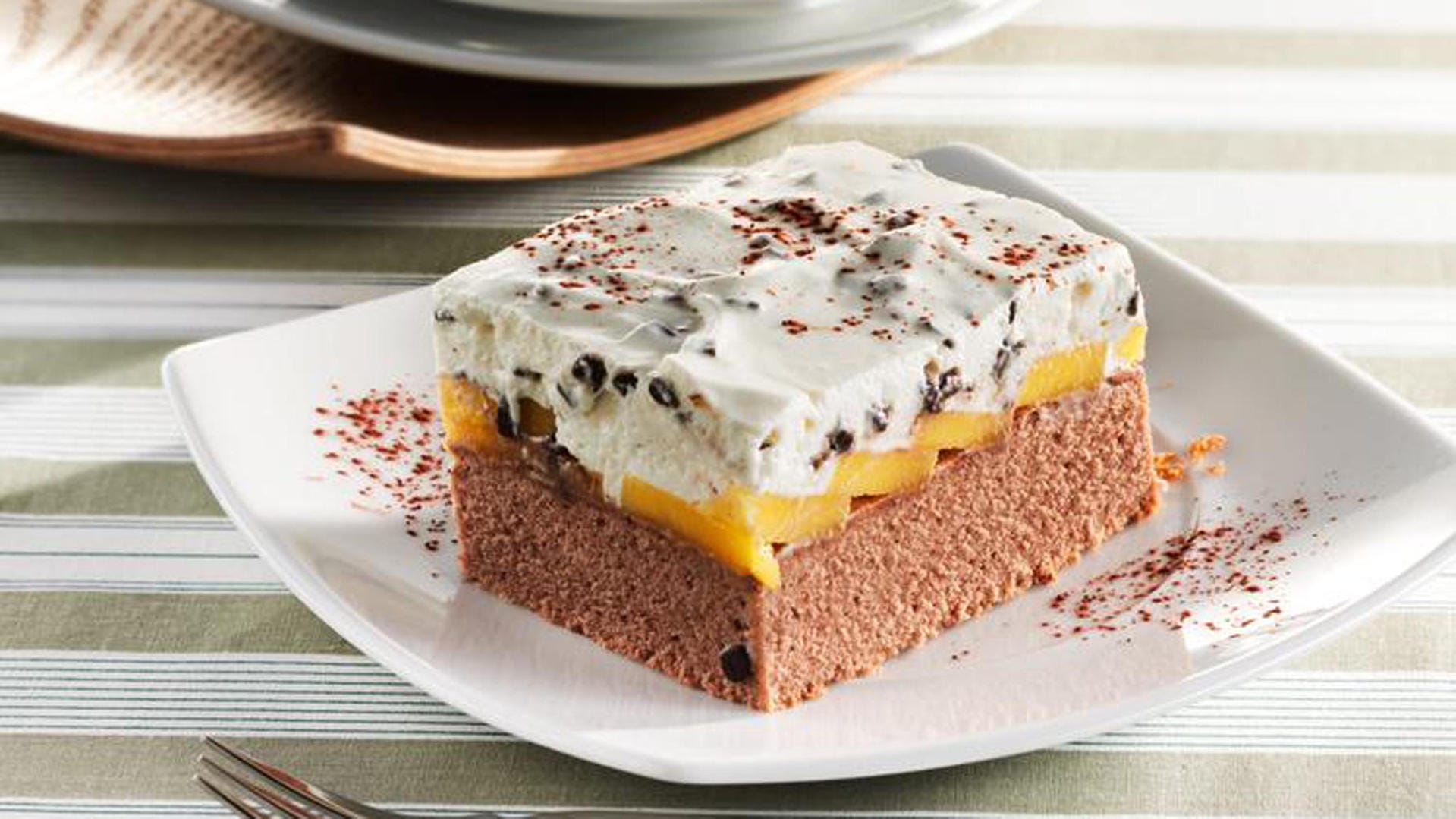 Stracciatella-Mango-Schnitten: Cremig-fruchtig-frisch. Stracciatella-Mango-Schnitten sind das Dessert für den Kaffeeklatsch an heißen Tagen.