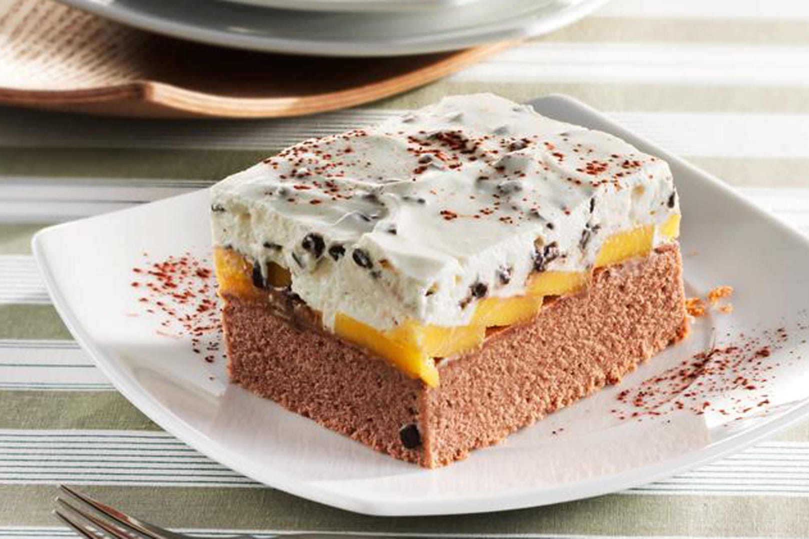 Stracciatella-Mango-Schnitten: Cremig-fruchtig-frisch. Stracciatella-Mango-Schnitten sind das Dessert für den Kaffeeklatsch an heißen Tagen.