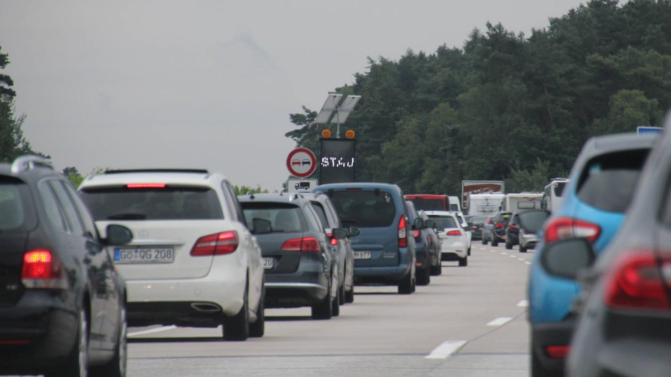 Autos stehen auf einer Autobahn im Stau (Symbolbild): Auf der A7 kommt es wegen abgesackter Entwässerungsschächte zu Behinderungen.