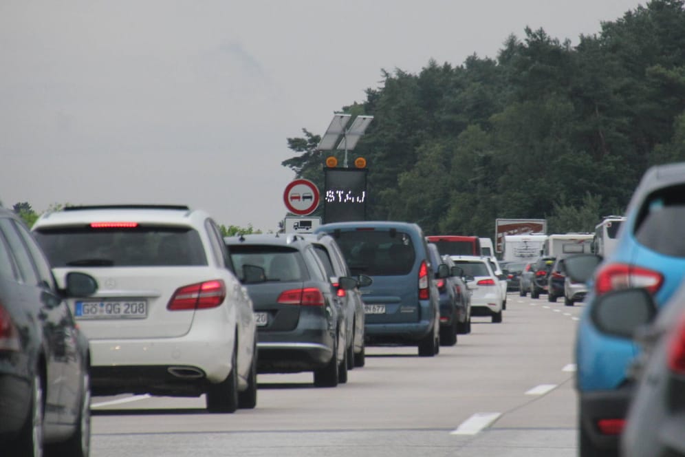 Autos stehen auf einer Autobahn im Stau (Symbolbild): Auf der A7 kommt es wegen abgesackter Entwässerungsschächte zu Behinderungen.