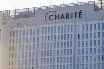 Das Gebäude der Charité in Berlin (Symbolbild): Das Krankenhaus hat seit Beginn des Krieges mehrere hundert Ukraine-Flüchtlinge behandelt.