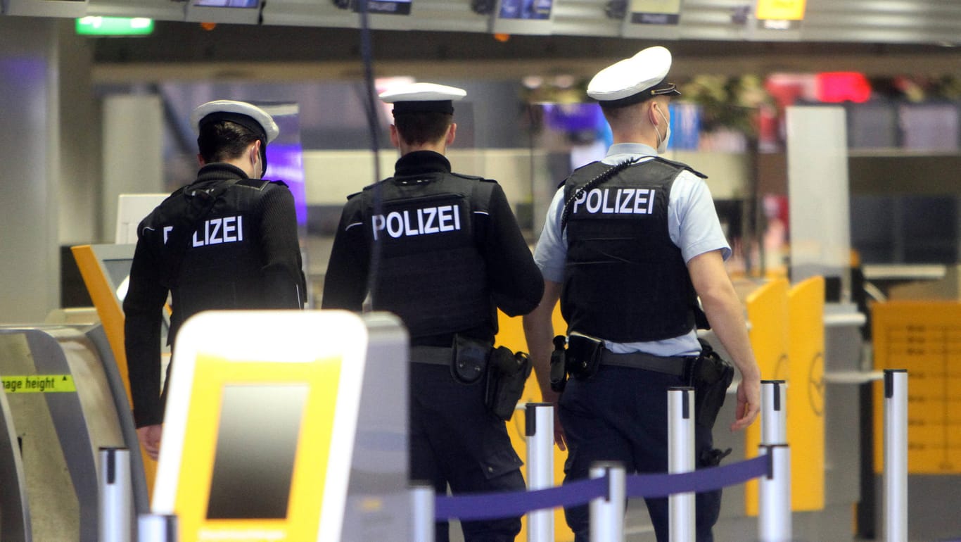 Beamte der Bundespolizei am Frankfurter Flughafen (Symbolbild): Der mehrfach verurteilte Österreicher war auf Weltreise.