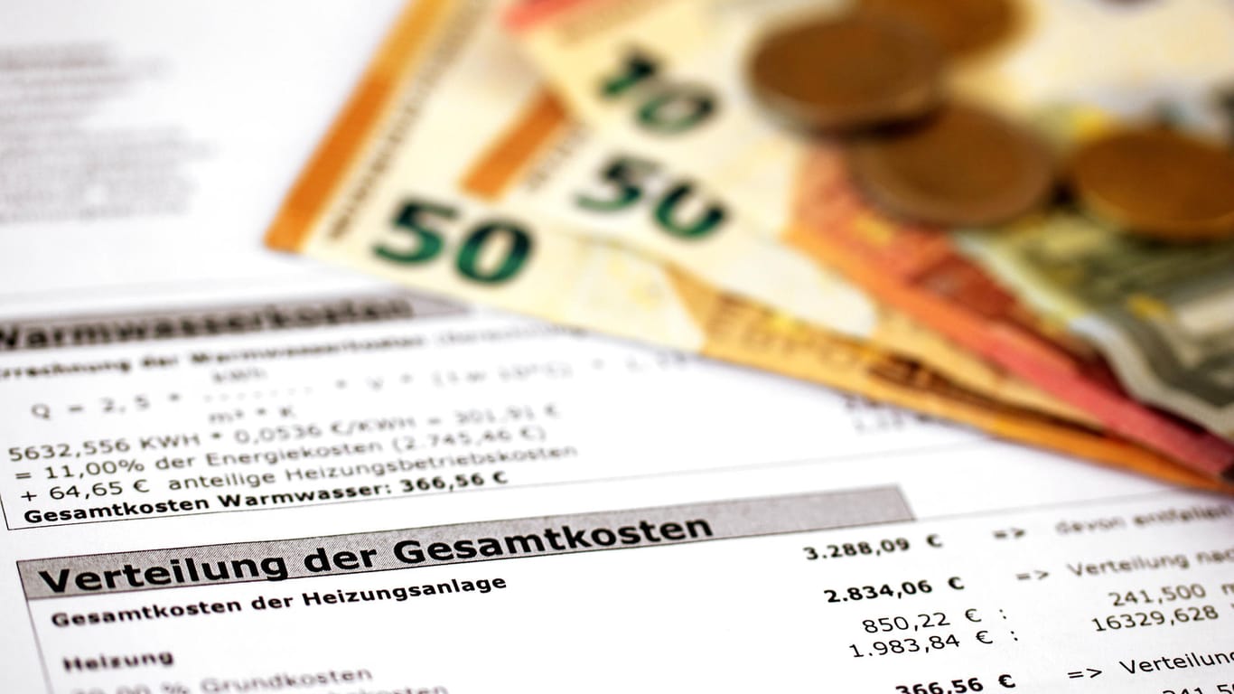 Geld auf einer Nebenkostenabrechnung (Symbolbild). Der Berliner Mieterverein geht davon aus, dass manche Vermieter in diesem Jahr die Vorauszahlungen erhöhen wollen.