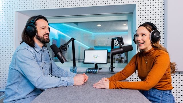 Carolin und David Kebekus bei Aufnahmen zu ihrem gemeinsamen Podcast "Kebekus - was warum wie war". Carolin und David Kebekus bei Aufnahmen zu ihrem gemeinsamen Podcast "Kebekus - was warum wie war".