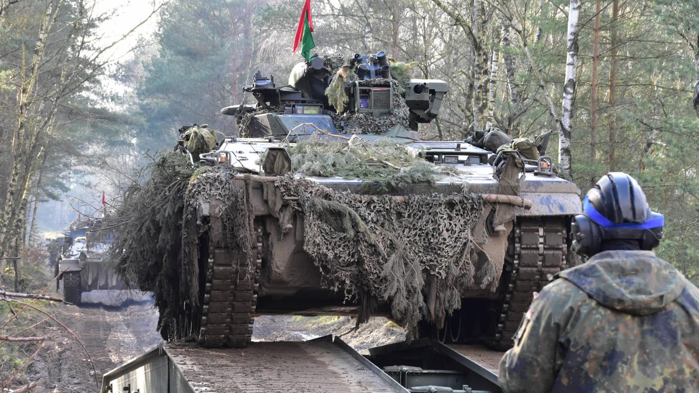 Ein Panzer des Typs "Marder" bei einer Übung: Für eine Delegation um Ex-Boxweltmeister Wladimir Klitschko habe die Panzerlieferung oberste Priorität.