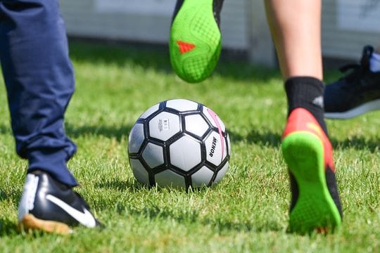 Ärzte der Hamburger Asklepios Klinik fordern: Im Kinder- und Jugendfußball sollte auf Kopfball-Training verzichtet werden.