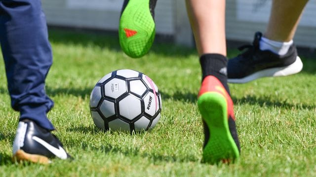 Ärzte der Hamburger Asklepios Klinik fordern: Im Kinder- und Jugendfußball sollte auf Kopfball-Training verzichtet werden.