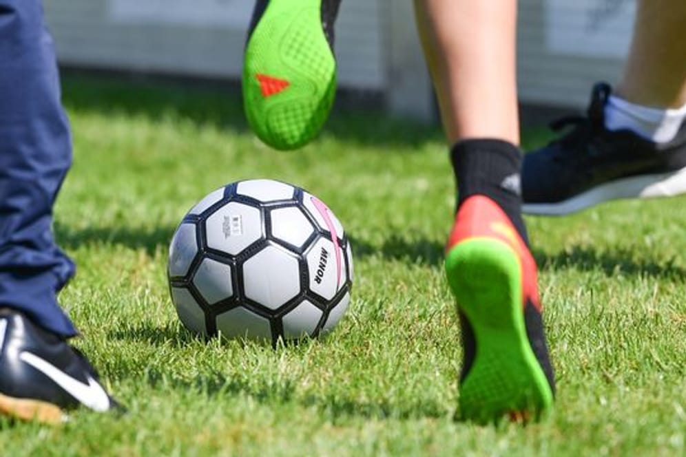 Ärzte der Hamburger Asklepios Klinik fordern: Im Kinder- und Jugendfußball sollte auf Kopfball-Training verzichtet werden.