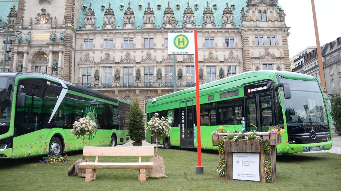 Eine Veranstaltung zur Förderung der Elektromobilität im öffentlichen Nahverkehr von Hamburg (Archivbild): Bei MAN bestellte die Hansestadt nun zahlreiche E-Busse.