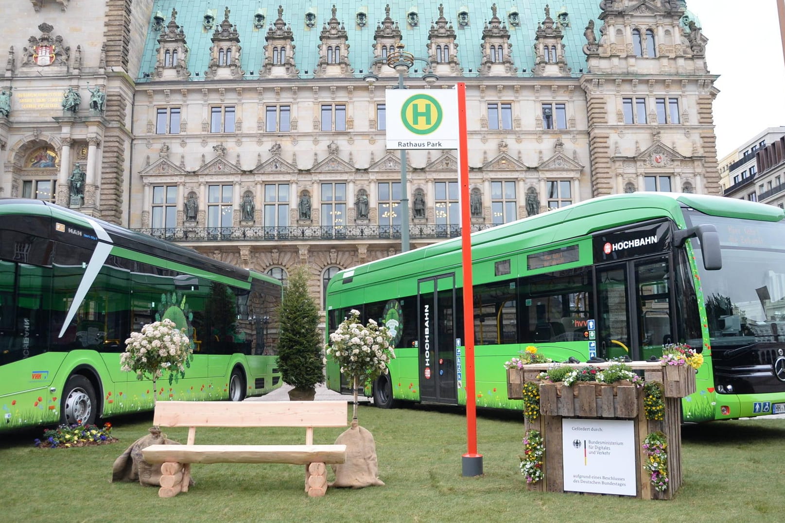 Eine Veranstaltung zur Förderung der Elektromobilität im öffentlichen Nahverkehr von Hamburg (Archivbild): Bei MAN bestellte die Hansestadt nun zahlreiche E-Busse.