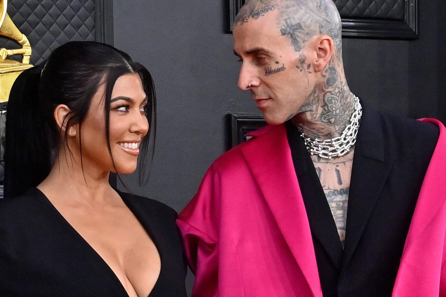 Kourtney Kardashian und Travis Barker bei der Grammy-Verleihung: Kurz danach haben der Realitystar und der Musiker geheiratet.