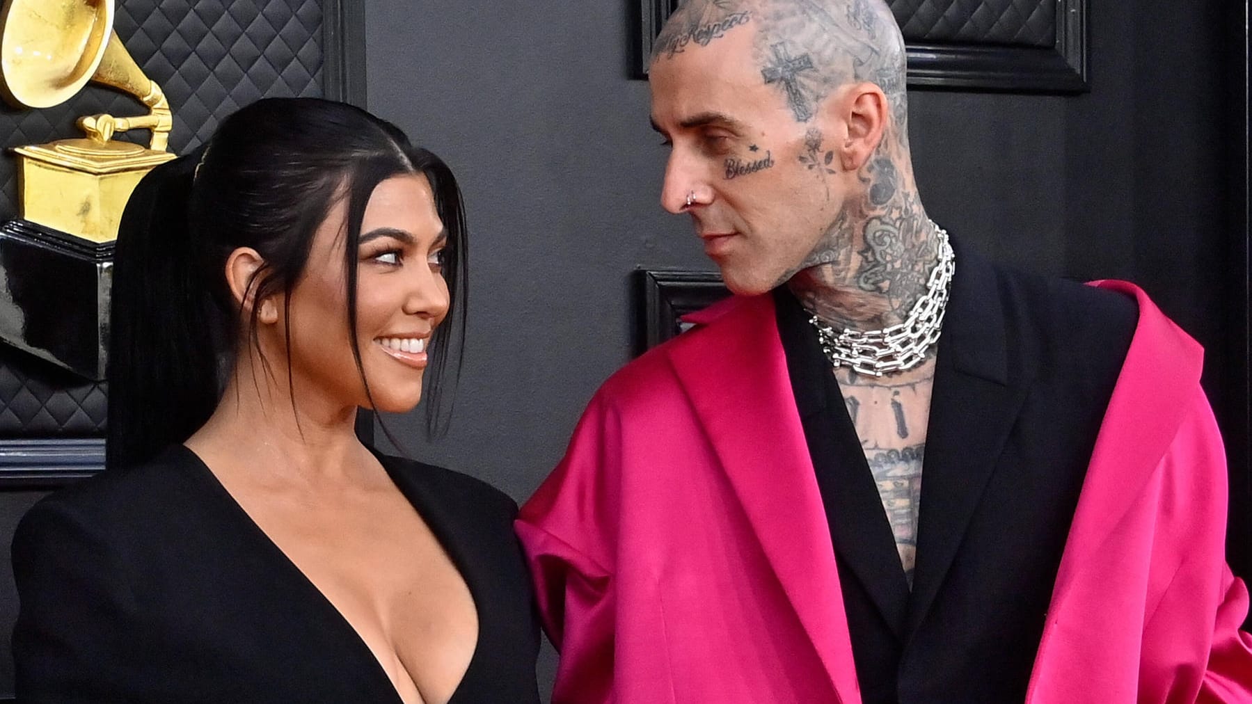 Kourtney Kardashian und Travis Barker bei der Grammy-Verleihung: Kurz danach haben der Realitystar und der Musiker geheiratet.