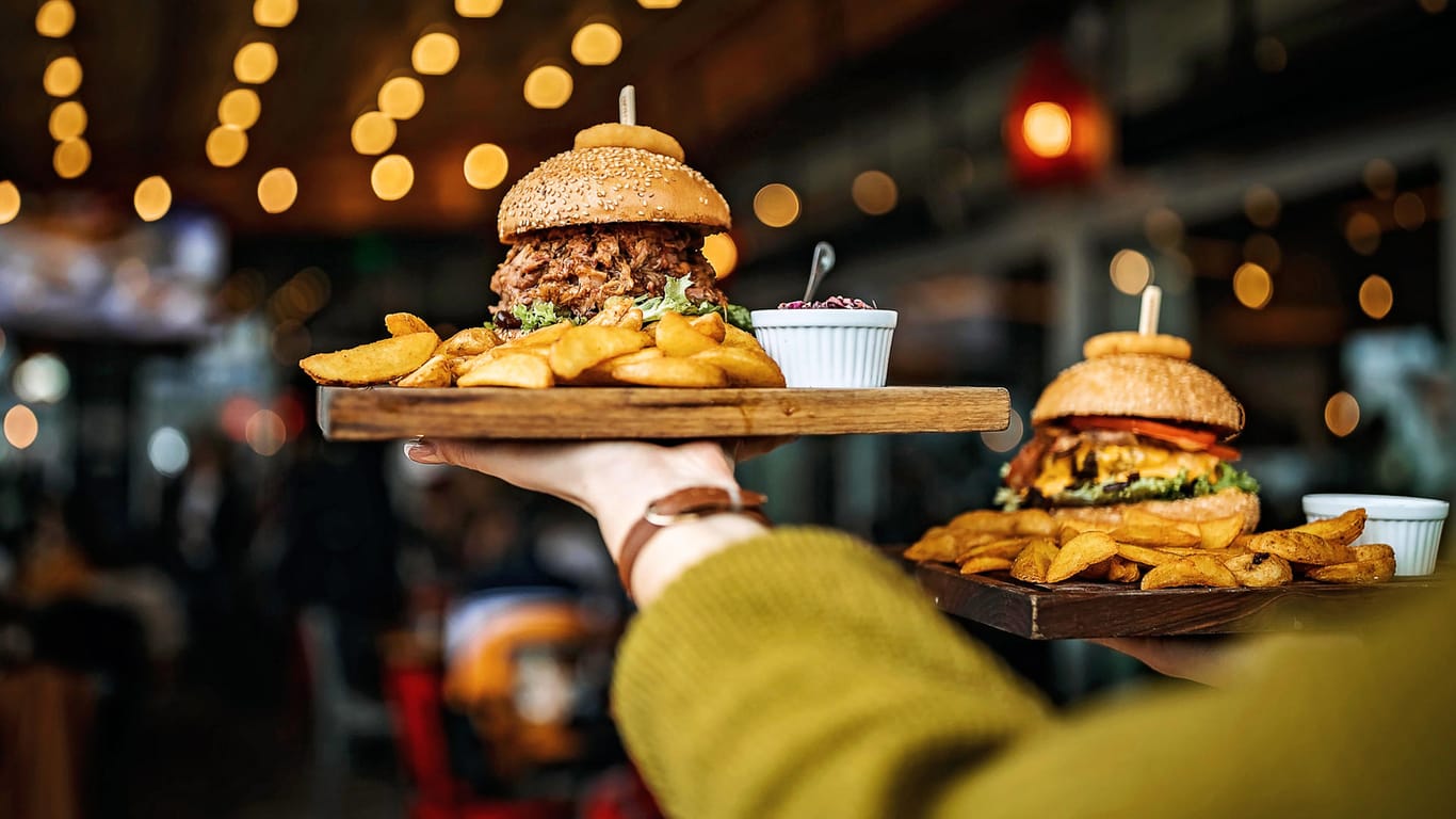 Burger: Die Auswahl an Restaurants, die Fast Food servieren, ist nicht in jeder Stadt gleich hoch.