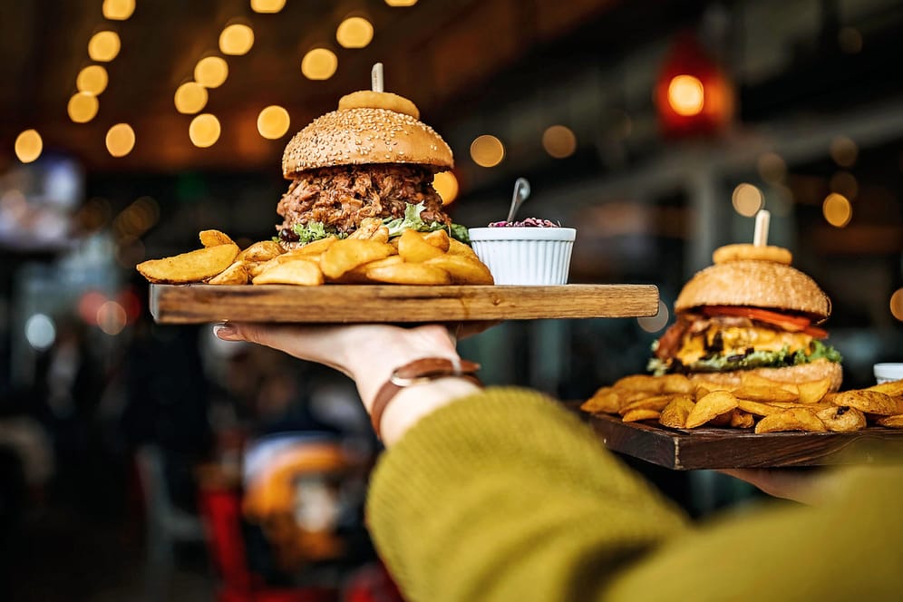 Burger: Die Auswahl an Restaurants, die Fast Food servieren, ist nicht in jeder Stadt gleich hoch.