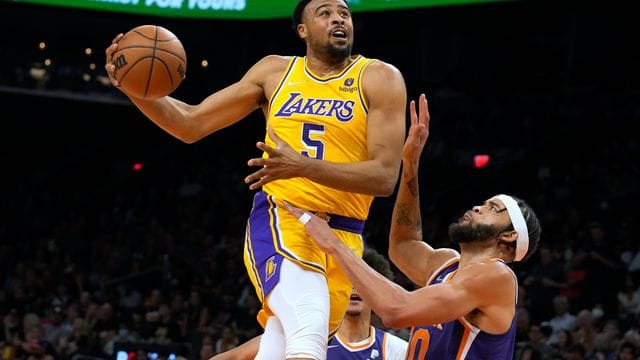 Los Angeles Lakers-Guard Talen Horton-Tucker (5) geht an Phoenix Suns-Center JaVale McGee (r) vorbei zum Korb.