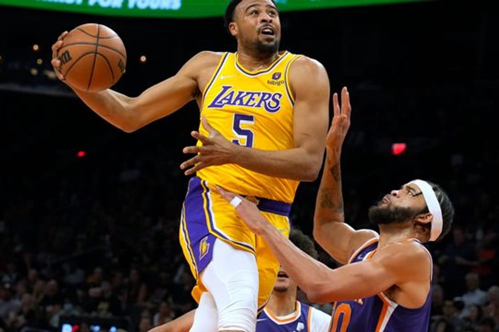 Los Angeles Lakers-Guard Talen Horton-Tucker (5) geht an Phoenix Suns-Center JaVale McGee (r) vorbei zum Korb.