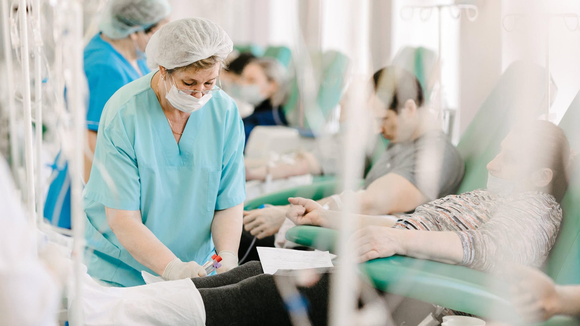 Menschen beim Blutspenden im Krankenhaus (Symbolbild): Die Kölner Uniklinik veranstaltet einen Blutspende-Marathon zugunsten ukrainischer Kinder.