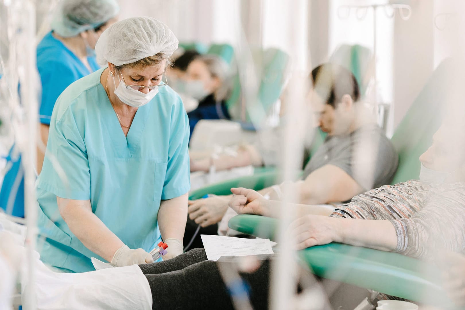 Menschen beim Blutspenden im Krankenhaus (Symbolbild): Die Kölner Uniklinik veranstaltet einen Blutspende-Marathon zugunsten ukrainischer Kinder.