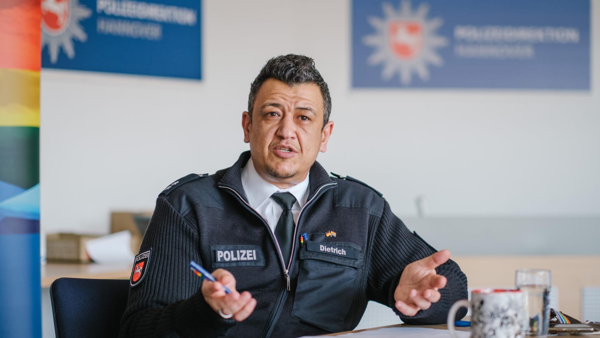 Leon Dietrich, Landeskoordinator und Ansprechperson für LSBTI bei der Polizei Niedersachsen, spricht während eines Interviews in der Polizeidirektion Hannover. Leon Dietrich, Landeskoordinator und Ansprechperson für LSBTI bei der Polizei Niedersachsen, spricht während eines Interviews in der Polizeidirektion Hannover.
