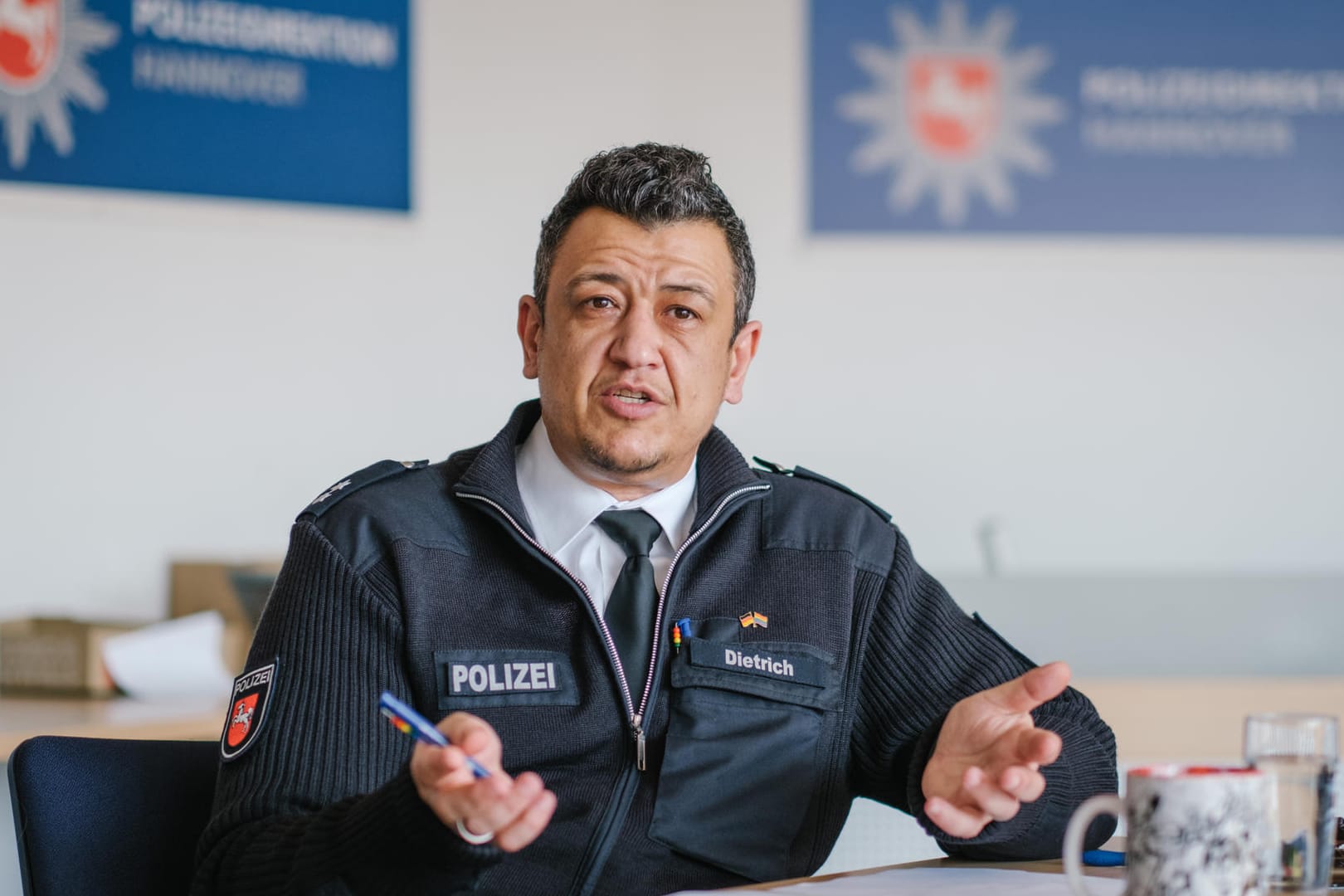 Leon Dietrich, Landeskoordinator und Ansprechperson für LSBTI bei der Polizei Niedersachsen, spricht während eines Interviews in der Polizeidirektion Hannover.