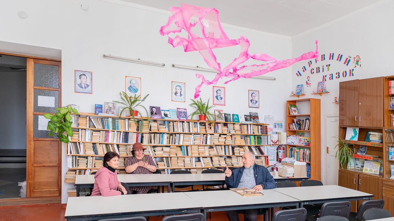 Ein Lehrerzimmer im ukrainischen Balta: Der Künstler Aljoscha verwandelt vergessene Einrichtungen in Ausstellungsorte.