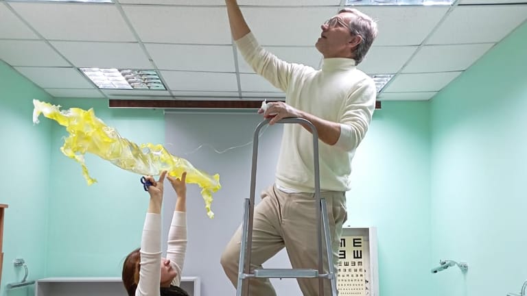 Kiew in der Ukraine: Der russisch-ukrainische Künstler Aljoscha hängt zusammen mit seiner Frau Natascha eine seiner Installationen in einem Büro auf.
