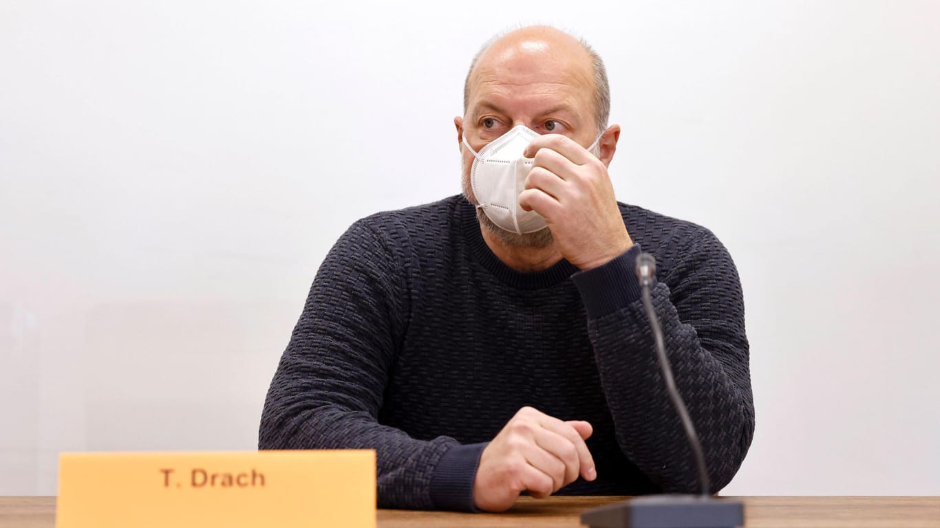Der Angeklagte Thomas Drach sitzt auf der Anklagebank im Gerichtssaal des Landgerichts Köln: Im Prozess sollen nun Polizeibeamte aussagen.