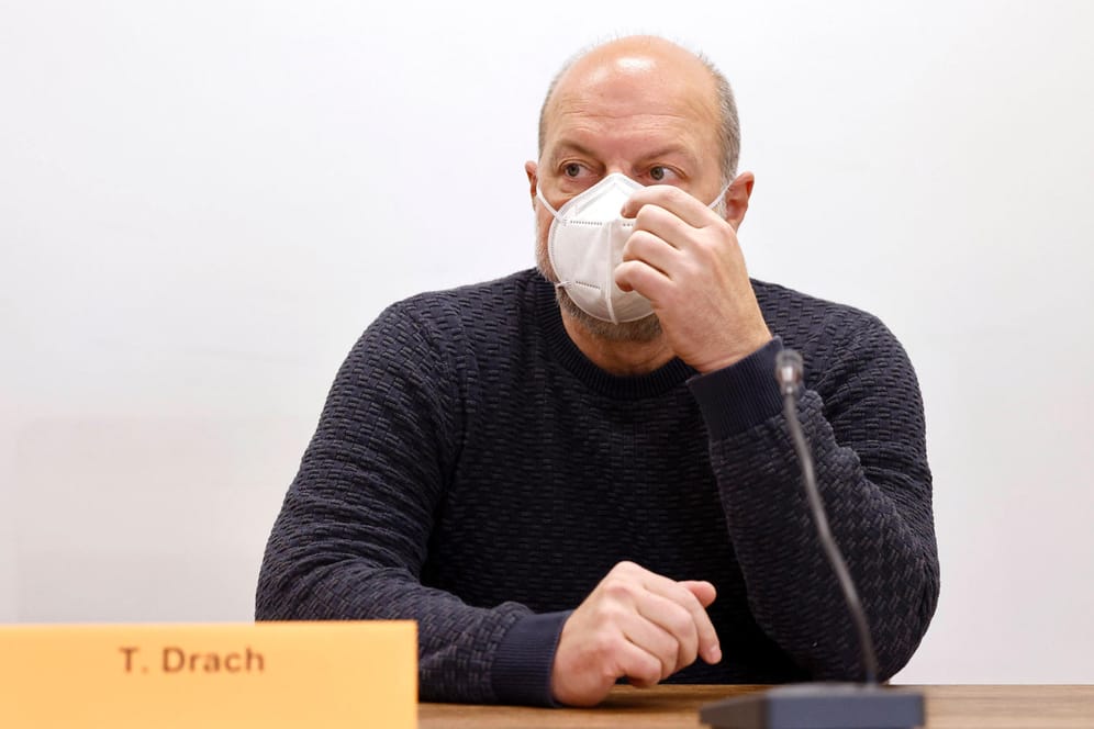 Der Angeklagte Thomas Drach sitzt auf der Anklagebank im Gerichtssaal des Landgerichts Köln: Im Prozess sollen nun Polizeibeamte aussagen.