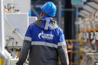 Gazprom-Mitarbeiter in Russland: Noch bezieht Deutschland einen Großteil seines Erdgases aus Russland.