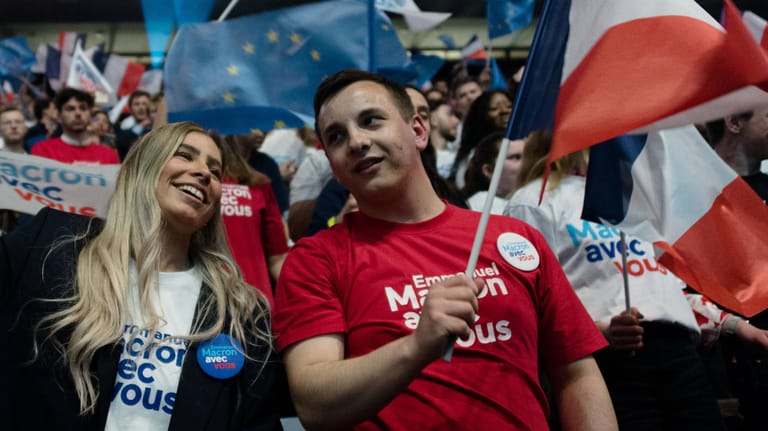 Macron-Anhänger bei seiner ersten Wahlkampfveranstaltung in Paris Anfang April: Am Sonntag wird voraussichtlich noch kein Wahlgewinner feststehen.