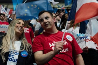 Macron-Anhänger bei seiner ersten Wahlkampfveranstaltung in Paris Anfang April: Am Sonntag wird voraussichtlich noch kein Wahlgewinner feststehen.