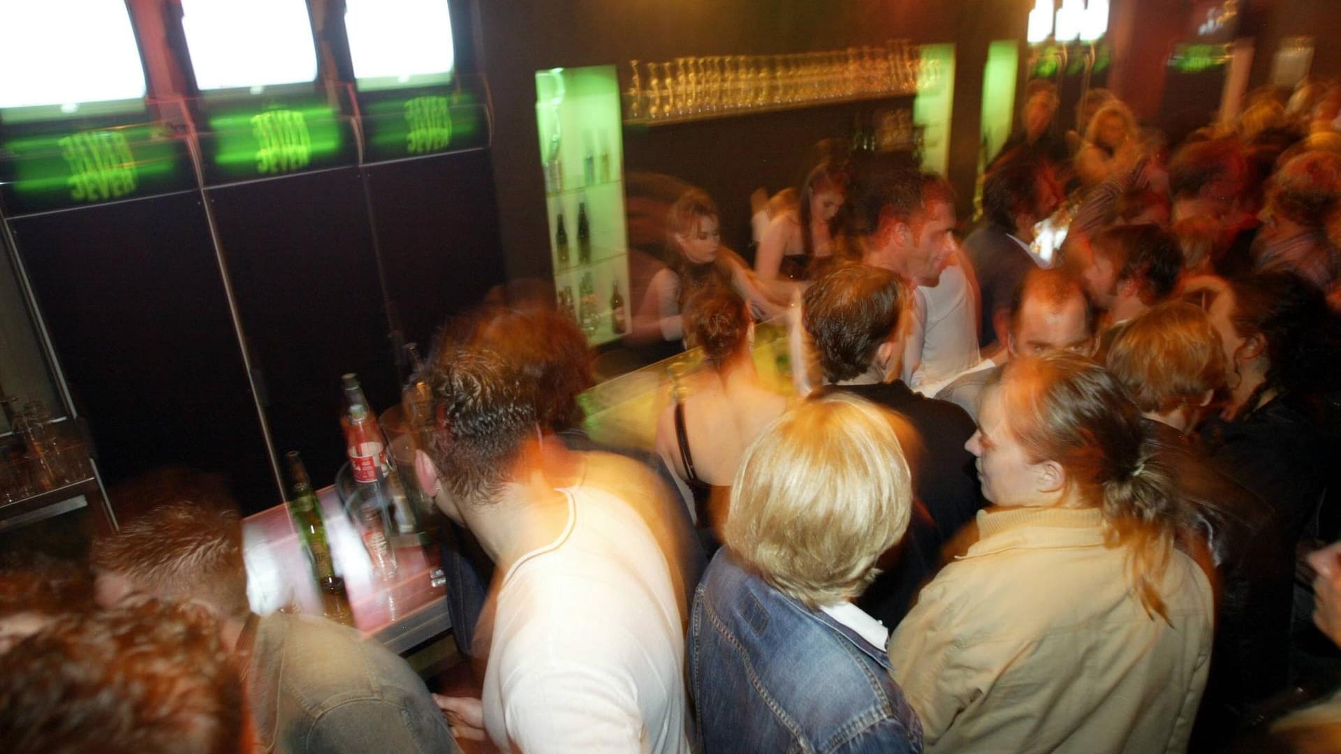 Volle Kneipe (Symbolbild): Die Abschiedsparty im Green Goose in Nürnberg sorgte für Andrang und viele Emotionen bei den Stammgästen. Volle Kneipe (Symbolbild): Die Abschiedsparty im Green Goose in Nürnberg sorgte für Andrang und viele Emotionen bei den Stammgästen.