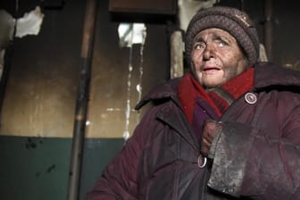 Die 83-jährige Marina Sidorenko in einem zerstörten Wohnhaus in Mariupol: "Sie alle sind gleichermaßen am Völkermord am russischen Volk schuldig."