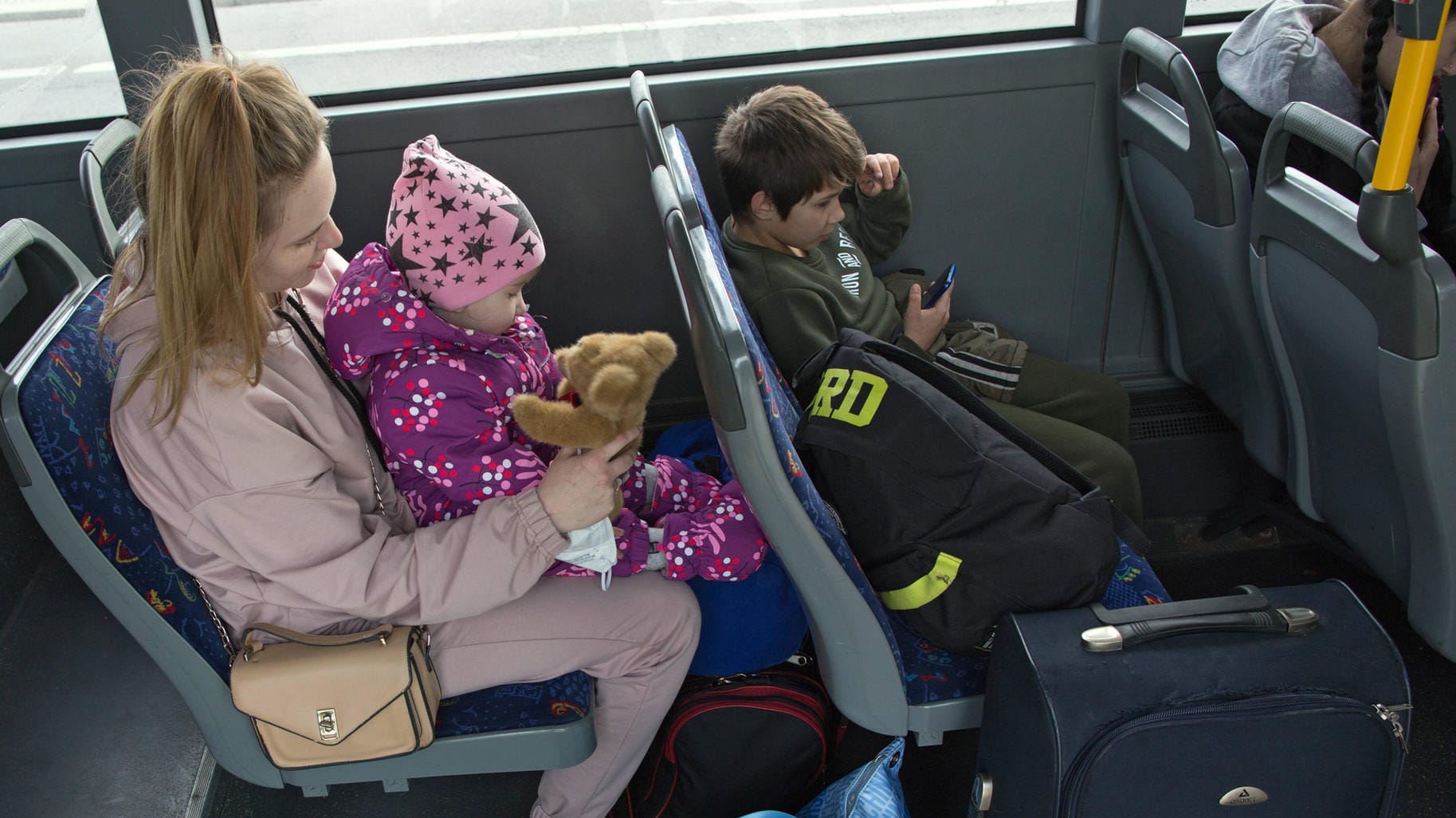 Eine geflüchtete Familie aus der Ukraine wartet auf die Weiterfahrt mit einem Bus zur Erstaufnahmestelle: Am Donnerstag wollen Bund und Länder über die Flüchtlingssituation beraten.