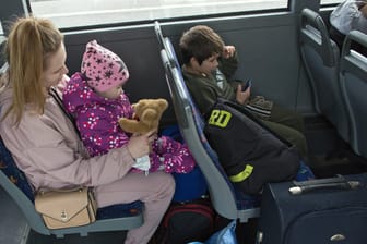 Eine geflüchtete Familie aus der Ukraine wartet auf die Weiterfahrt mit einem Bus zur Erstaufnahmestelle: Am Donnerstag wollen Bund und Länder über die Flüchtlingssituation beraten.