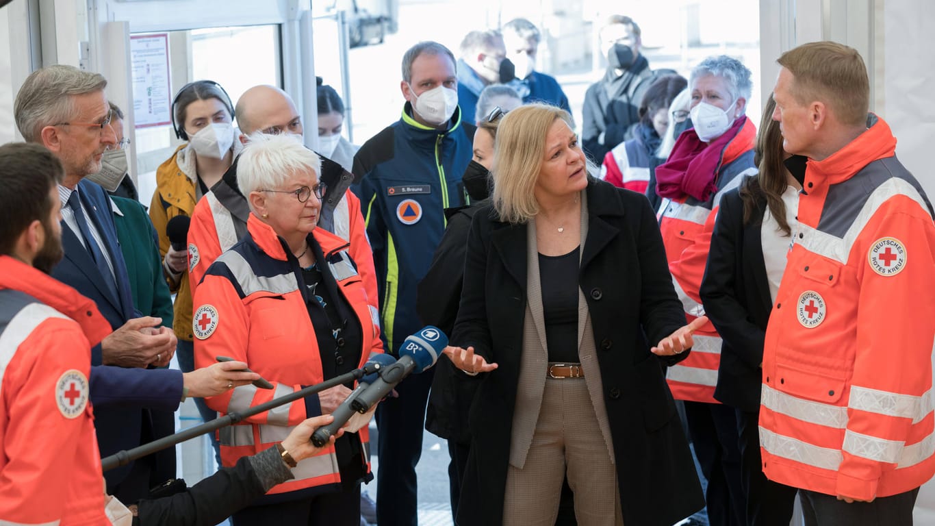 Bundesinnenministerin Nancy Faeser besucht eine Notunterkunft für ukrainische Flüchtlinge auf dem Rollfeld des ehemaligen Flughafen Berlin-Tegel.