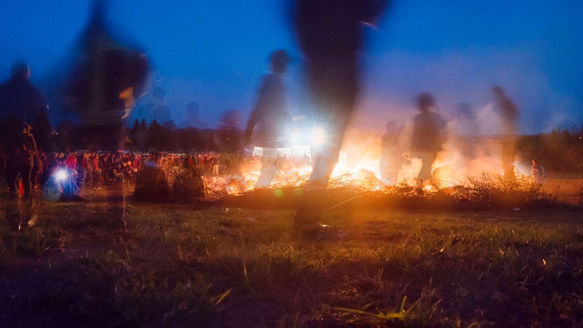 Ein Osterfeuer (Archivbild): Zwei Jahre lang war der Brauch wegen der Corona-Pandemie nicht möglich. Ein Osterfeuer (Archivbild): Zwei Jahre lang war der Brauch wegen der Corona-Pandemie nicht möglich.