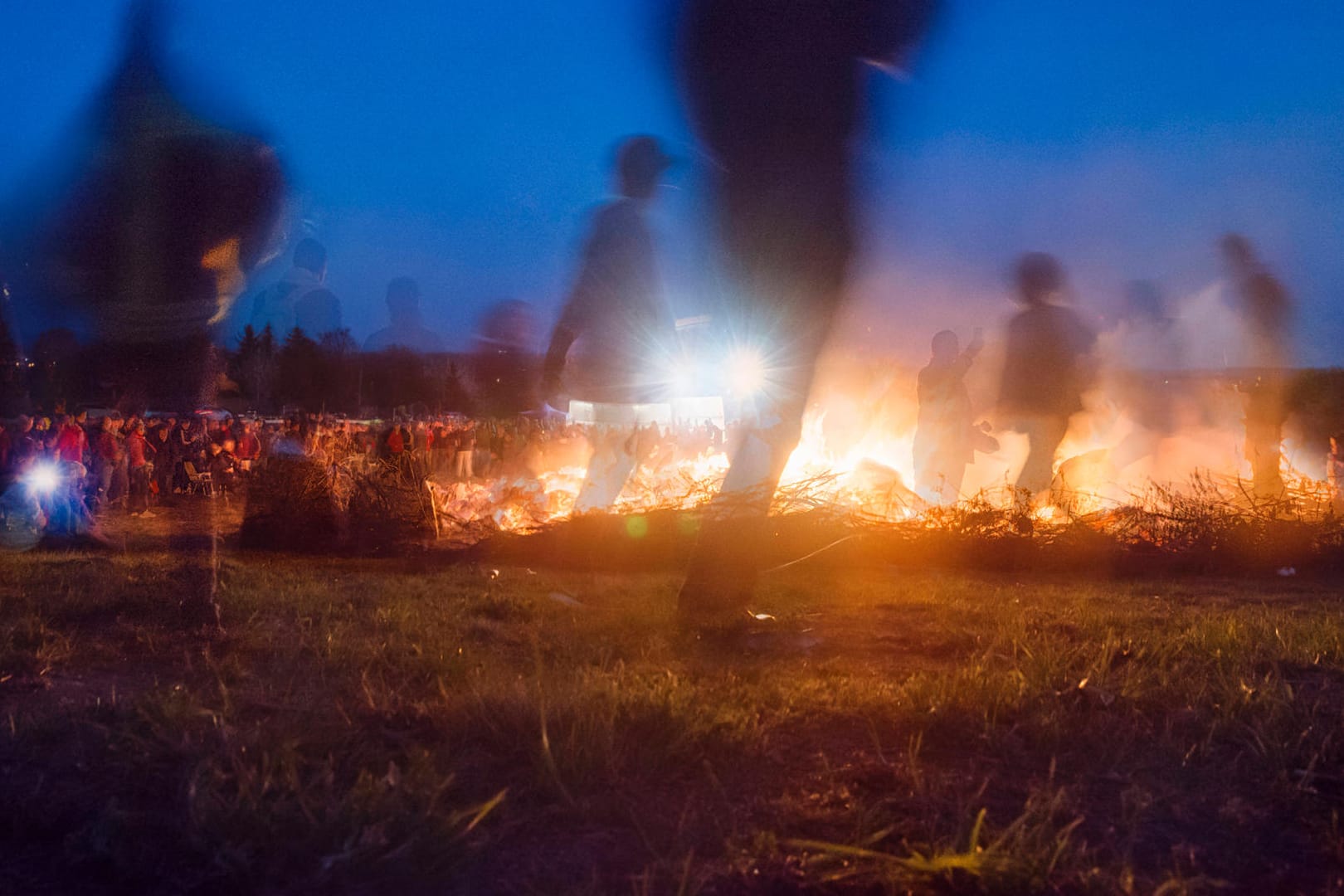 Ein Osterfeuer (Archivbild): Zwei Jahre lang war der Brauch wegen der Corona-Pandemie nicht möglich.