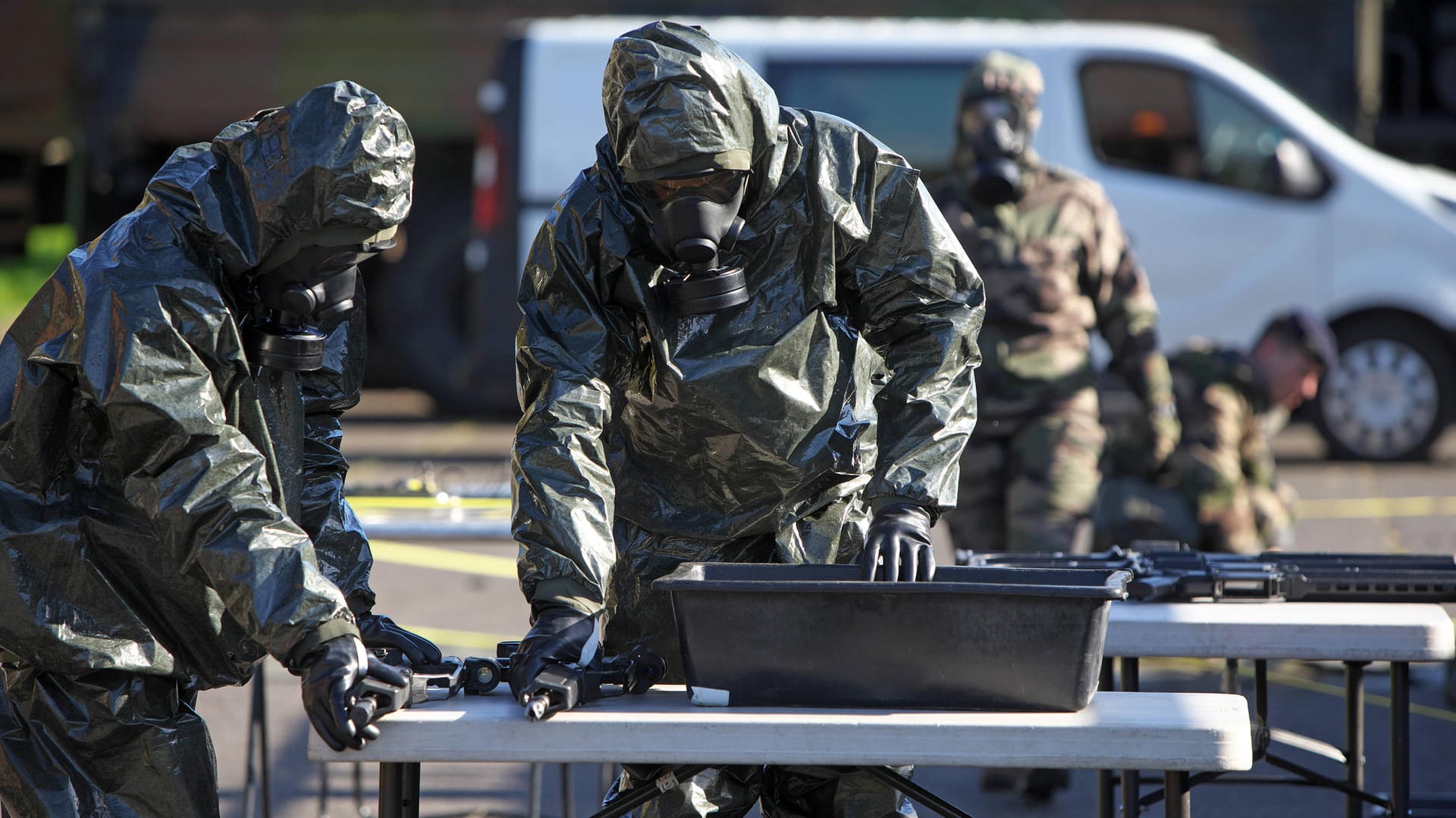 Soldaten der französischen Armee tragen ABC-Schutzausrüstung mit Atemschutzmasken: Neben Schutzausrüstung wird das Lager der EU auch mit Dekontaminationsmitteln und Medikamenten aufgestockt (Symbolbild).