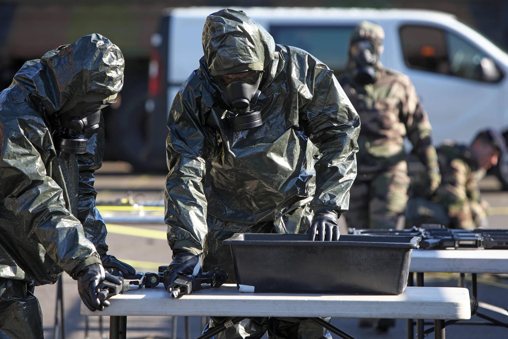 Soldaten der französischen Armee tragen ABC-Schutzausrüstung mit Atemschutzmasken: Neben Schutzausrüstung wird das Lager der EU auch mit Dekontaminationsmitteln und Medikamenten aufgestockt (Symbolbild).