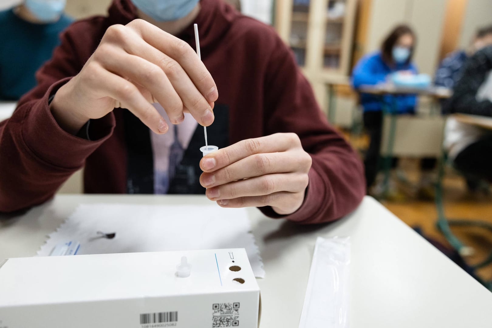 Corona-Selbsttest an Schulen (Symbolbild): Laut Bundesgesundheitsministerium sollen Schüler in der Schule Selbsttests machen – auch aus Kostengründen.